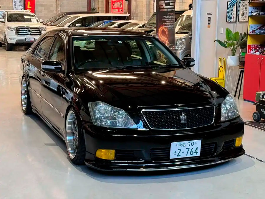 Toyota Crown: Царственная элегантность и инновации