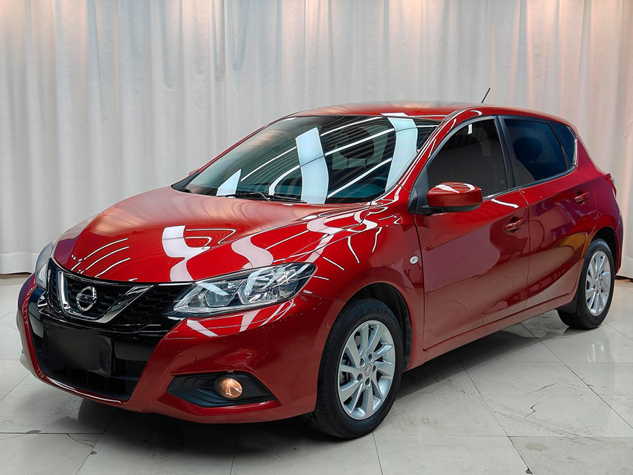 Nissan Tiida: Универсальный компактный автомобиль для города