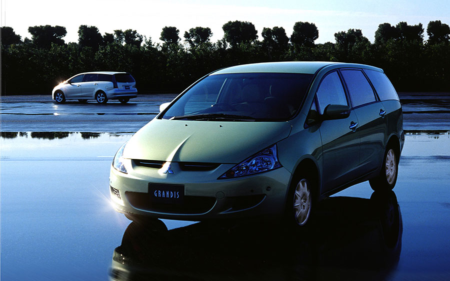 Mitsubishi Grandis: Премиальный семиместный минивэн, сочетавший спорт и семейный комфорт